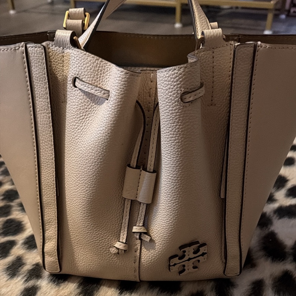 Tory Burch McGraw Dragonfly Drawstring Shoulder Brie Calf Leather Bag - Picture 4 of 7